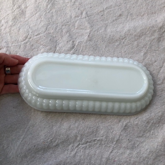 Milk glass dish/tray - Picture 4 of 5